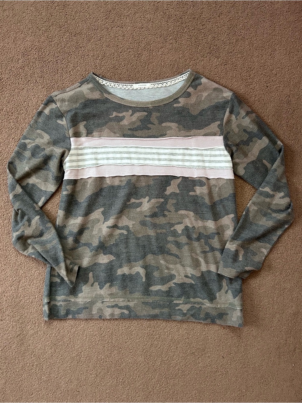Maurice’s Size Small Camo Print Long Sleeved Top w Blush & Cream Detail